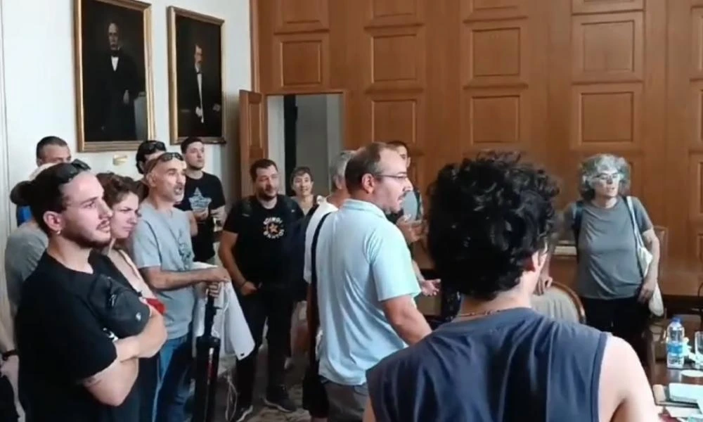Χάος στο ΕΚΠΑ μεταξύ της αντιπρύτανη και εργαζόμενων: «Έξω από το γραφείο μου ρε»